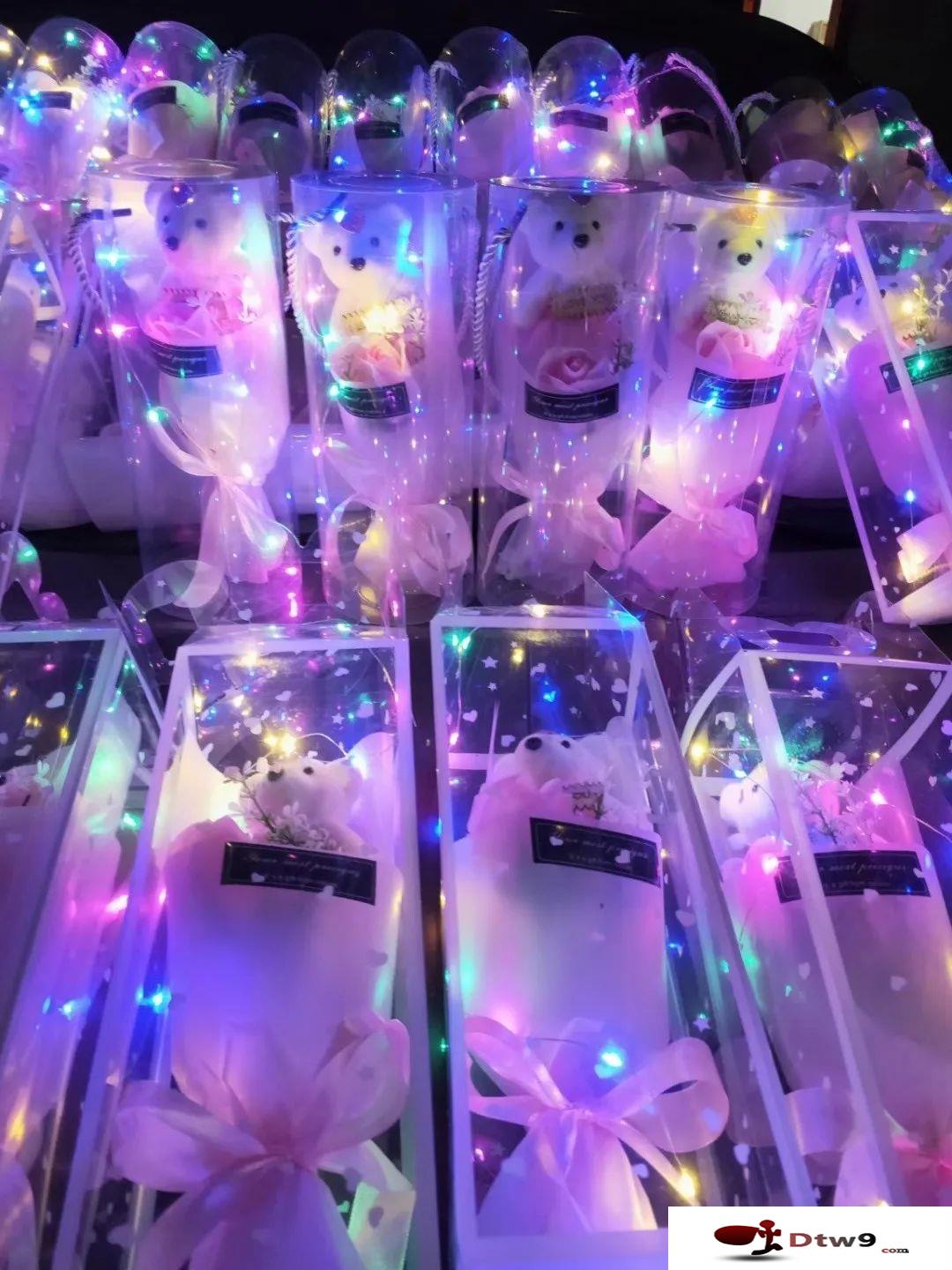 七夕情人节摆地摊卖什么最好赚钱?地摊发光小熊玫瑰香皂花批发货源 七夕情人节摆地摊卖什么最好赚钱?地摊发光小熊玫瑰香皂花批发货源