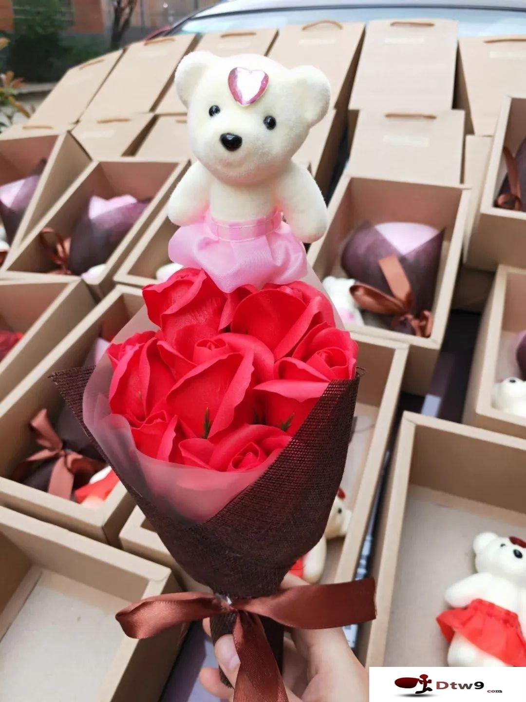 七夕情人节摆地摊卖什么最好赚钱?地摊发光小熊玫瑰香皂花批发货源 七夕情人节摆地摊卖什么最好赚钱?地摊发光小熊玫瑰香皂花批发货源