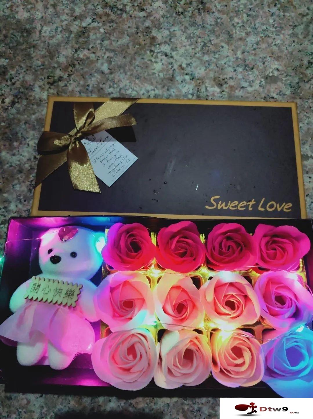 七夕情人节摆地摊卖什么最好赚钱?地摊发光小熊玫瑰香皂花批发货源 七夕情人节摆地摊卖什么最好赚钱?地摊发光小熊玫瑰香皂花批发货源