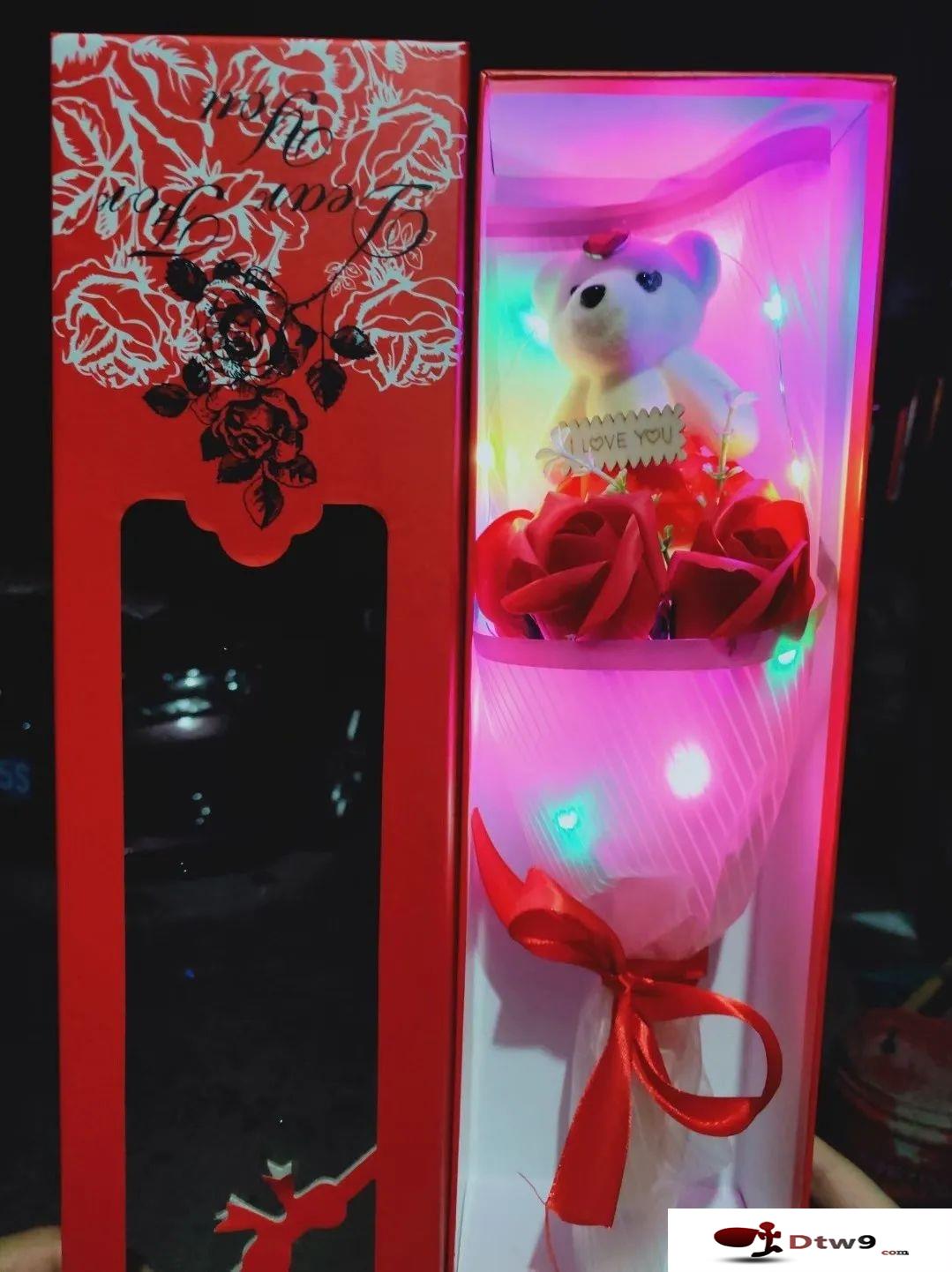 七夕情人节摆地摊卖什么最好赚钱?地摊发光小熊玫瑰香皂花批发货源 七夕情人节摆地摊卖什么最好赚钱?地摊发光小熊玫瑰香皂花批发货源